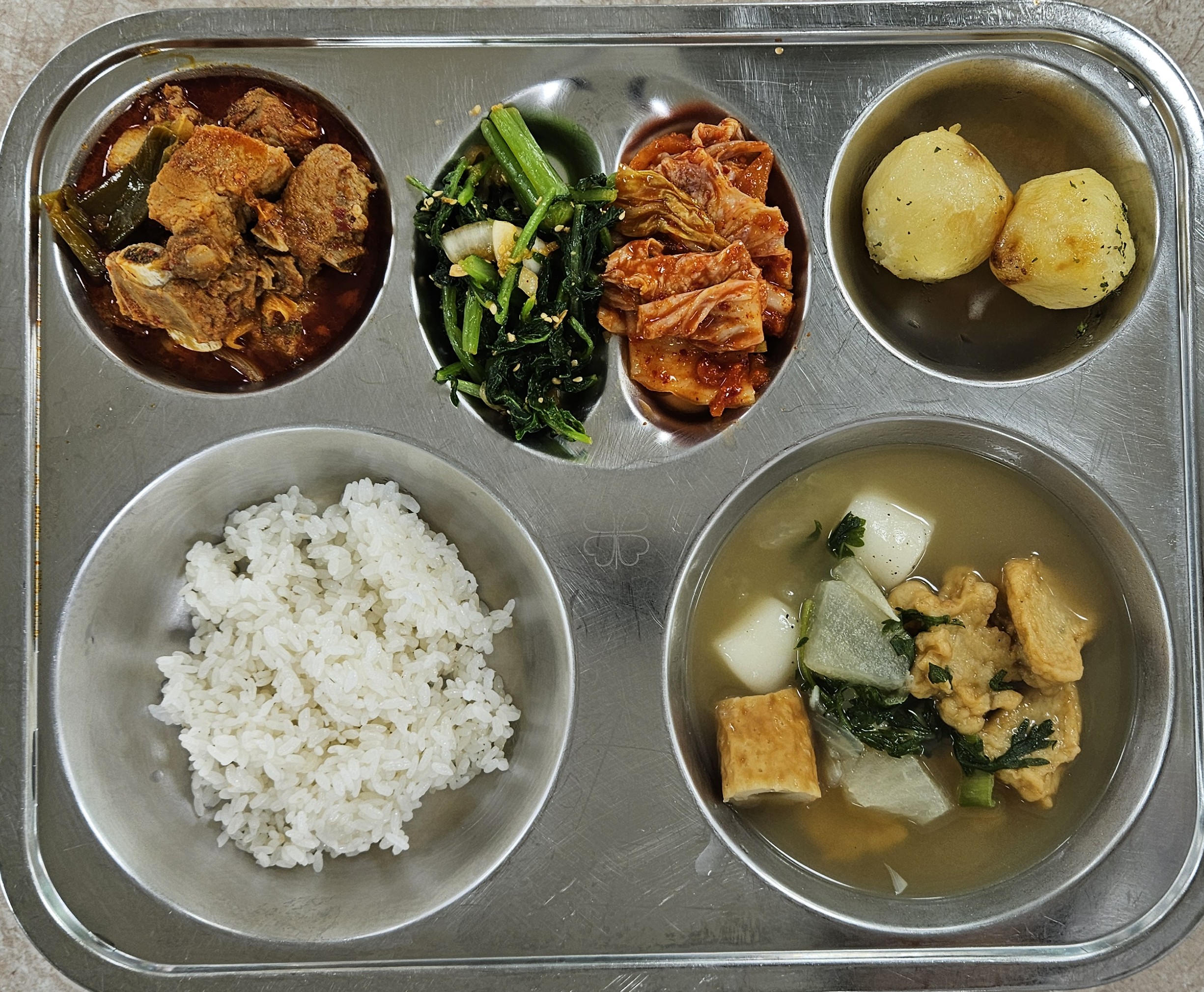 칼슘찹쌀밥 
물떡어묵국 (1.5.6.13)
돼지갈비김치찜 (5.6.9.10.13)
열무된장무침 (5.6.13)
알감자버터구이 (2.13)
배추김치 (9)