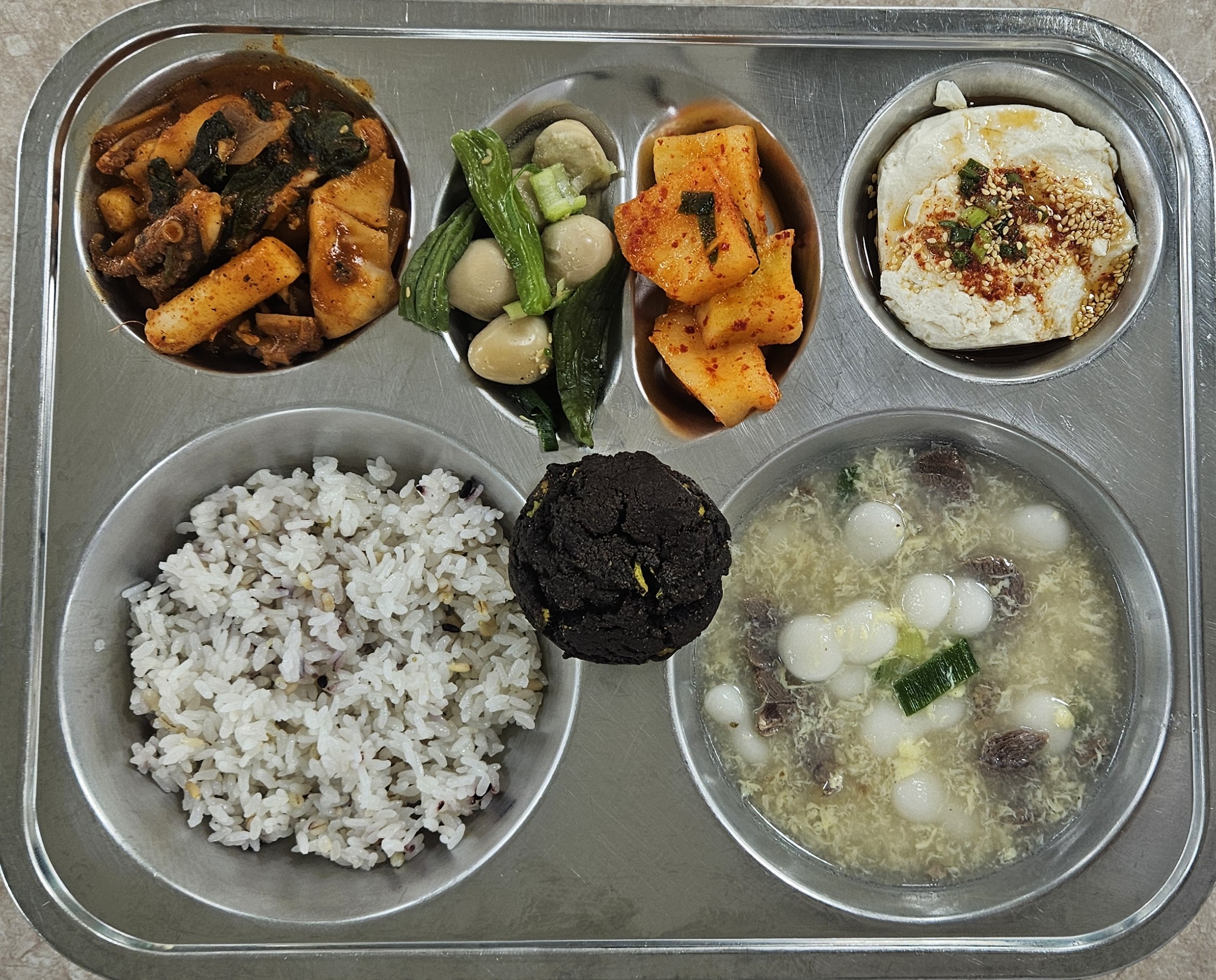 혼합잡곡밥 (5)
사골조랭이떡 (1.16)
꽈리고추메추리알조림 (1.5.6.13)
연두부/양념장 (5.6.13)
오징어주꾸미볶음 (5.6.13.17)
석박지 (9)
말차초코쿠키 (1.2.5.6)